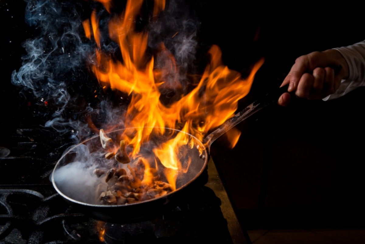 Fuego en una sartén. Imagen de archivo