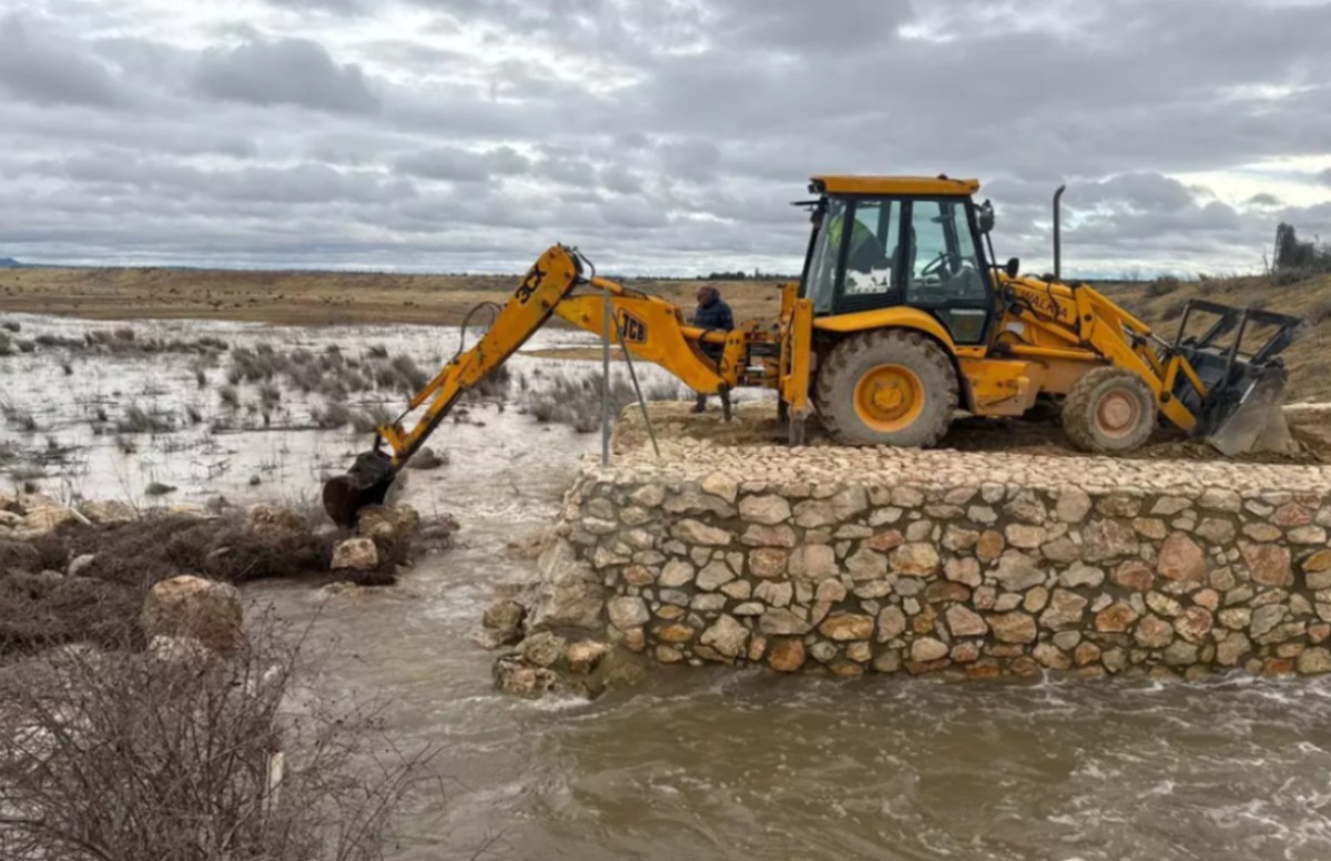 Maquinaria pesada utilizada para evitar inundaciones en las localidades de La Herrera y La Lobera. Foto: Ayuntamiento de Albacete