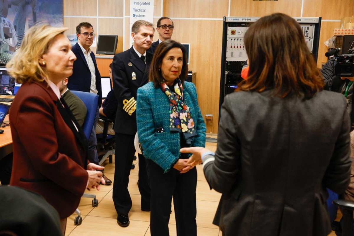 La ministra de Defensa, Margarita Robles, durante su visita a la sede de AIRBUS Helicopters España en Albacete