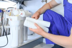 Cambio de filtro de agua. Imagen de archivo