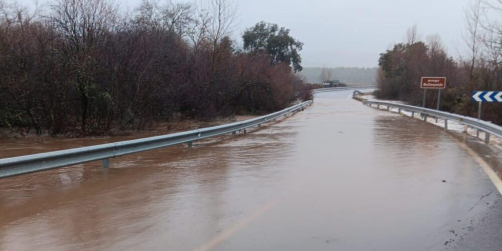 Carretera cortada por un desbordamiento del Bullaque.