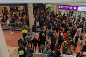 Usuarios en la estación de Ciudad Real por el retraso de los trenes