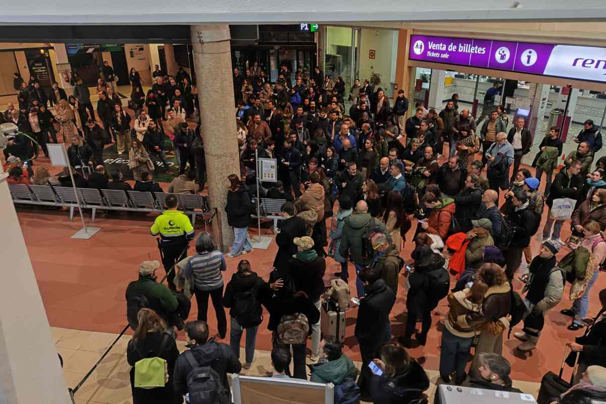 Usuarios en la estación de Ciudad Real por el retraso de los trenes