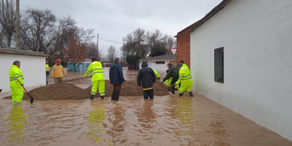 Vecinos, trabajadores municipales y personal del Infocam construye diques en El Robledo