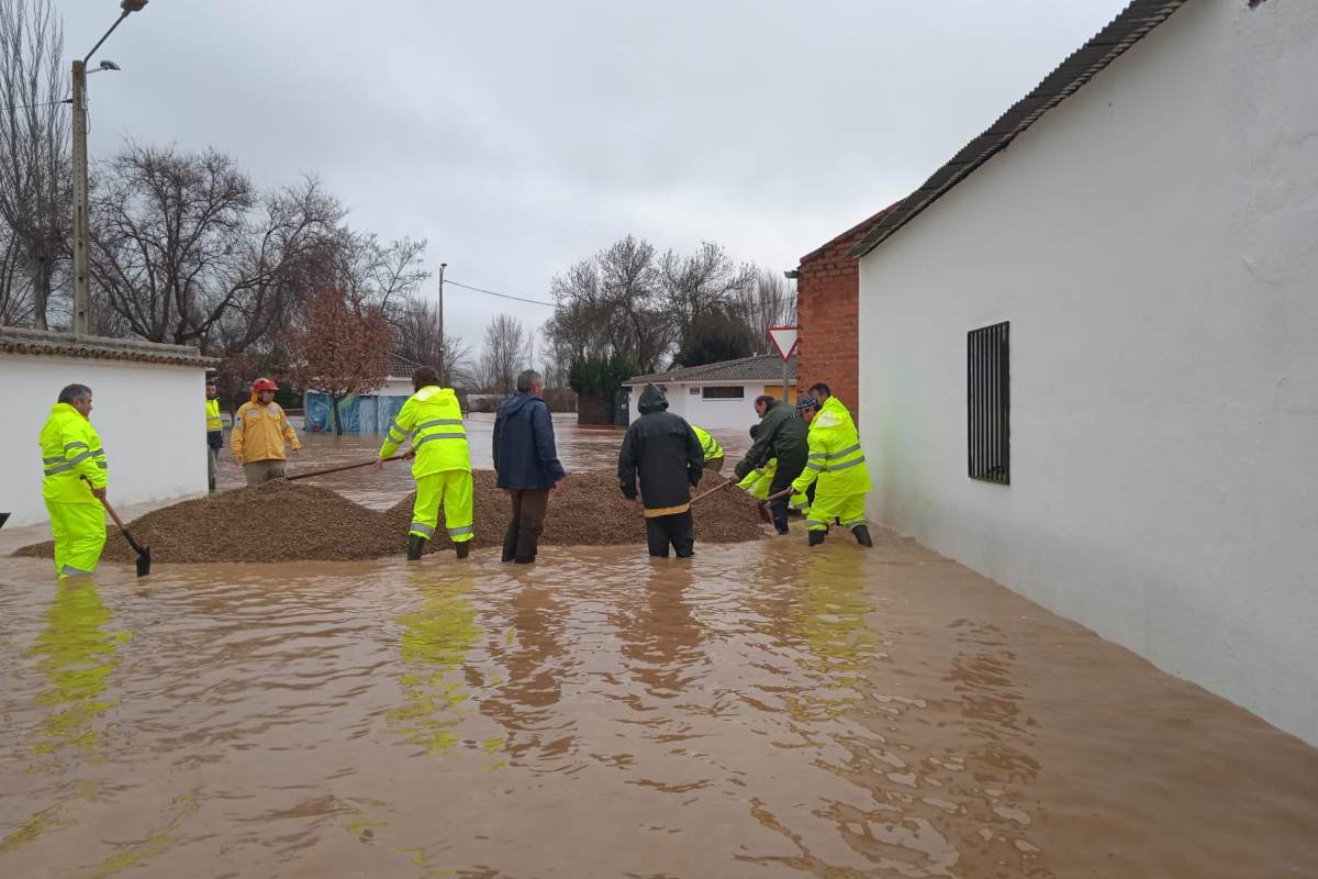 Vecinos, trabajadores municipales y personal del Infocam construye diques en El Robledo