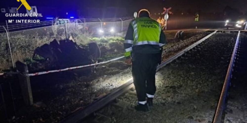 Imagen del estado del vehículo tras ser arroyado por el tren en Talavera. Foto: Guardia Civil