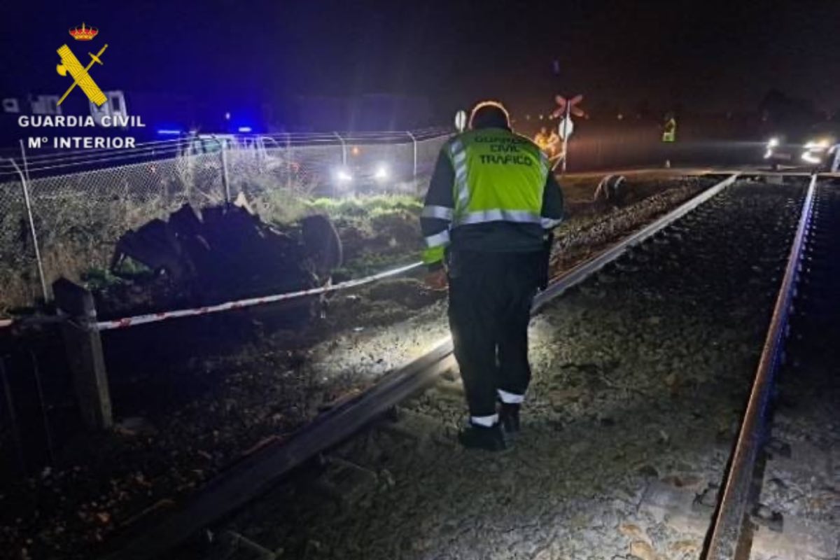 Imagen del estado del vehículo tras ser arroyado por el tren en Talavera. Foto: Guardia Civil
