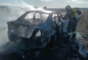 El vehículo quedó completamente calcinado.