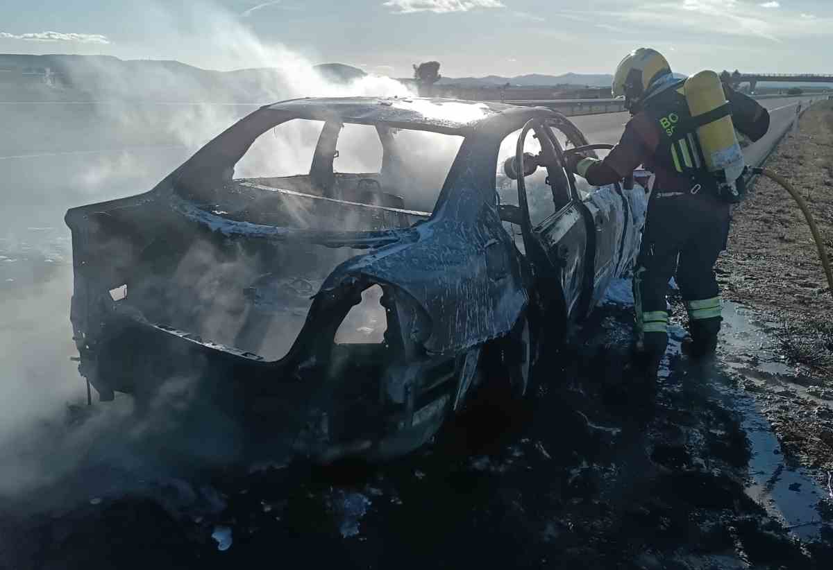 El vehículo quedó completamente calcinado.