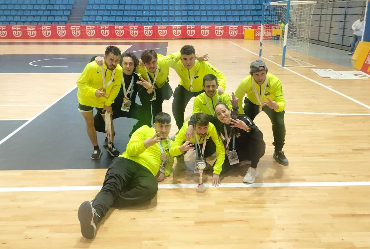 Plantilla y técnicos del CD Adapei y San Ginés.