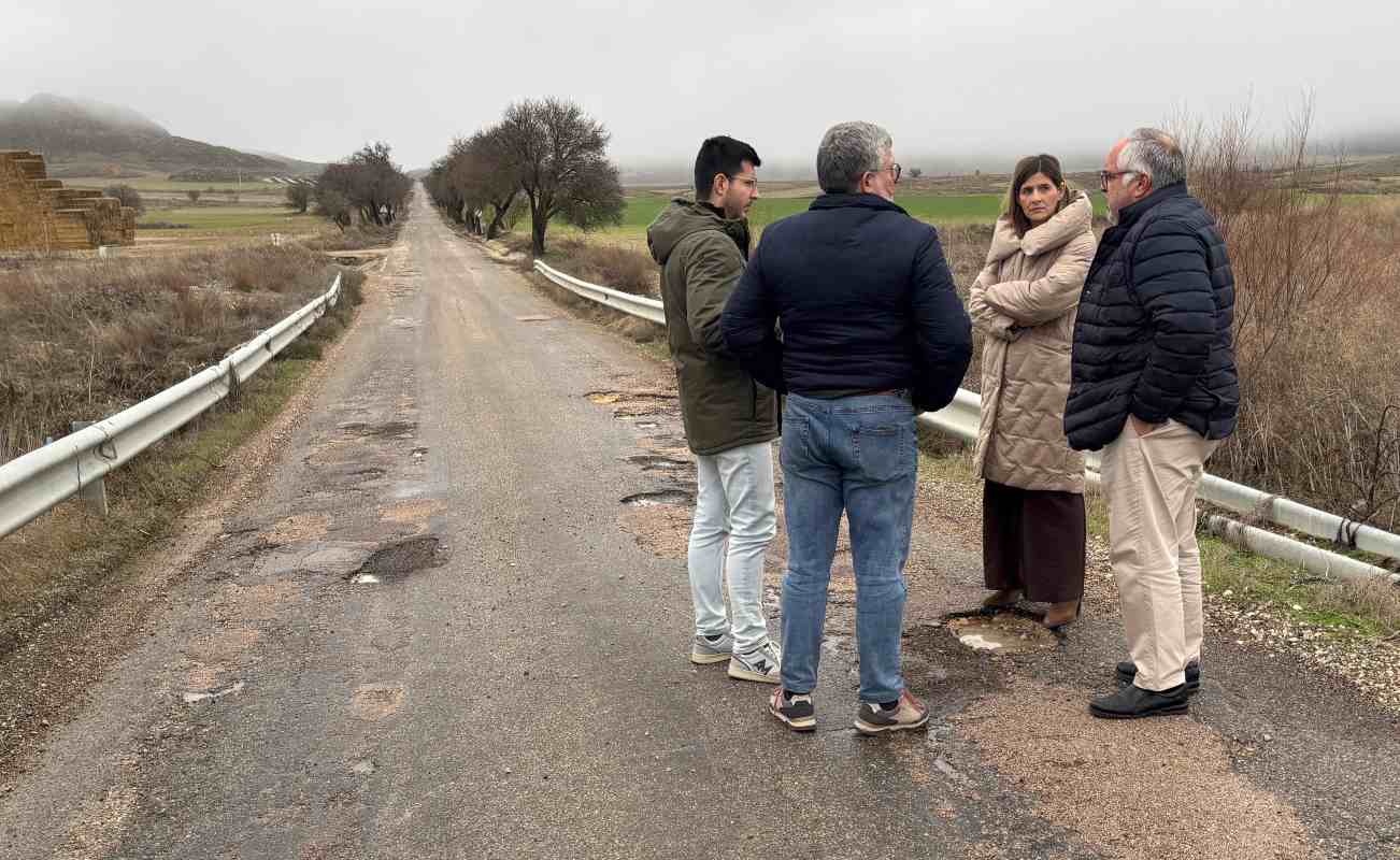 Carolina Agudo, comprobando el mal estado de la CM-2054, en Illana (Guadalajara).