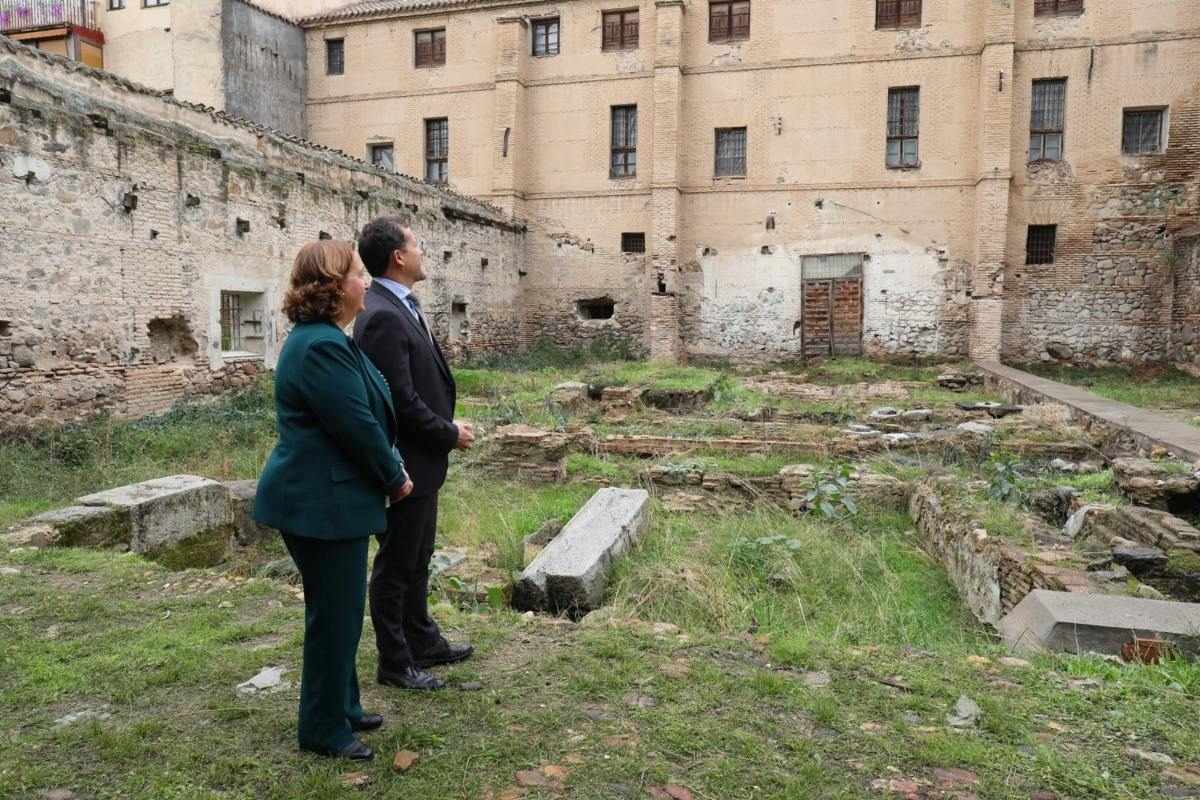 Imagen de archivo del alcalde de Toledo y la presidenta de la Diputación visitando Alamillos del Transito.