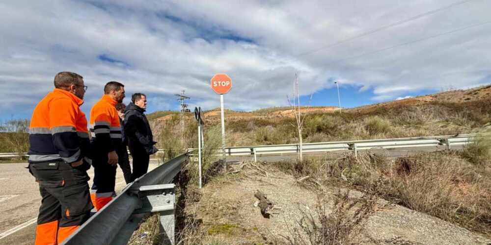 El alcalde de Toledo, Carlos Velázquez, visitando zonas susceptibles.