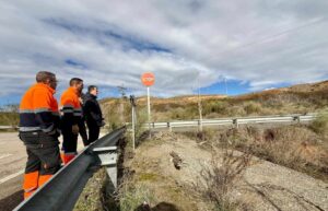 El alcalde de Toledo, Carlos Velázquez, visitando zonas susceptibles.
