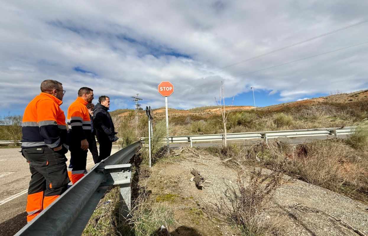 El alcalde de Toledo, Carlos Velázquez, visitando zonas susceptibles.