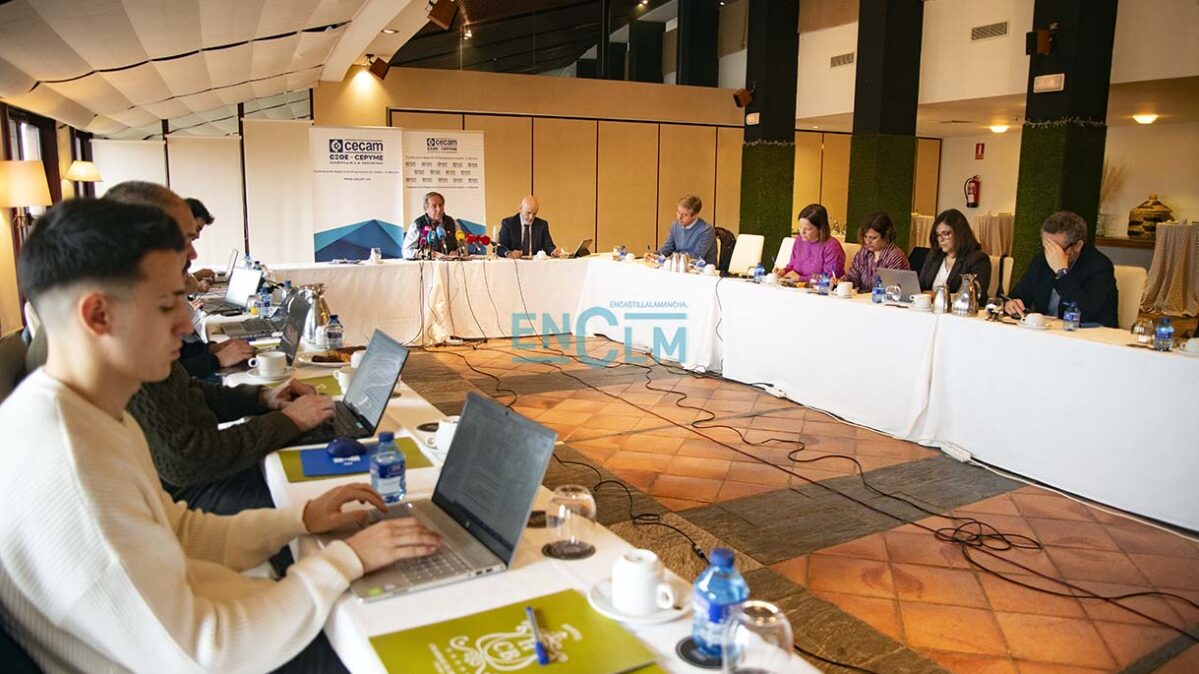 Ángel Nicolás y Mario Fernández, presidente y secretario general de Cecam respectivamente, durante la rueda de prensa. Foto: Rebeca Arango.