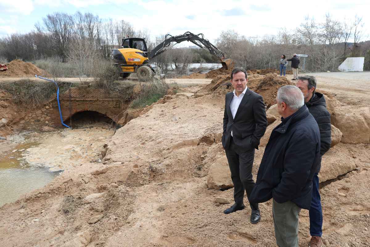 El alcalde ha visitado las obras de emergencia en el camino de Albarreal.