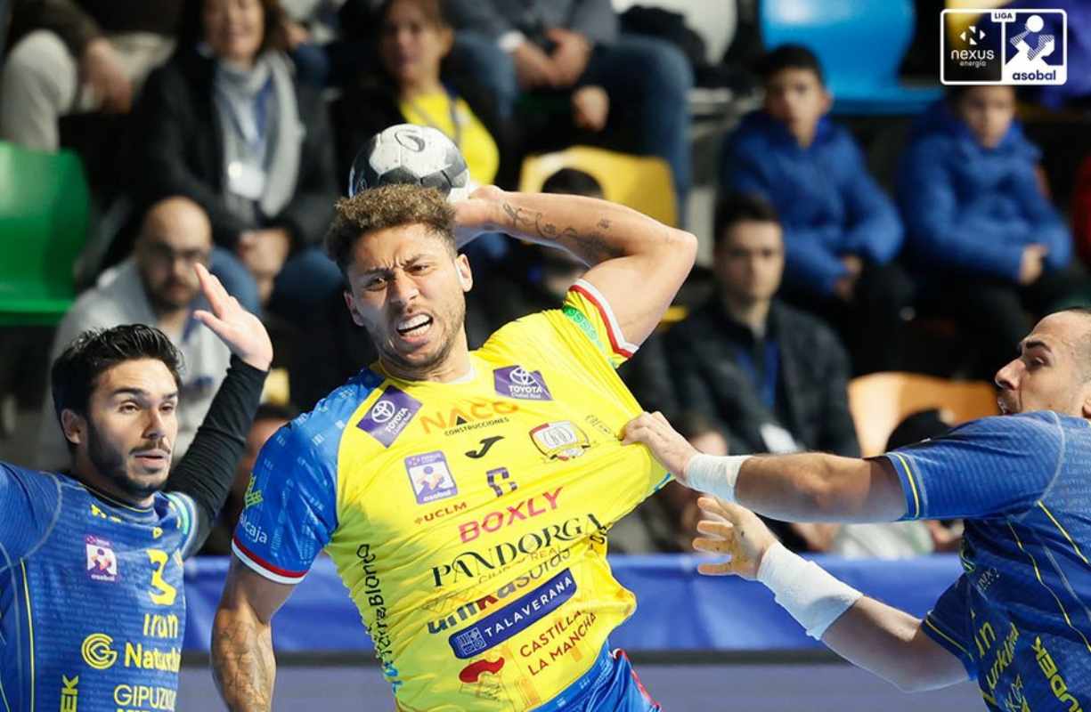 Un momento del partido entre el BM Caserío y el Bidasoa. Foto: Asobal.