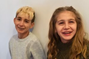 Aarón y Nerea, dos adolescentes con ataxia. Foto cedida por su madre