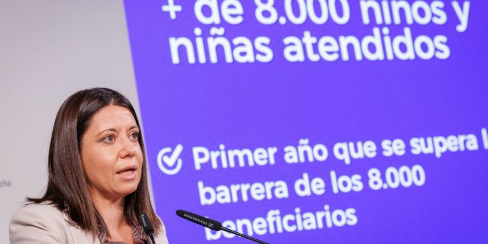 La consejera de Bienestar Social, Bárbara García Torijano, en una rueda de prensa en el Palacio de Fuensalida. (Fotos: D. Esteban González // JCCM)