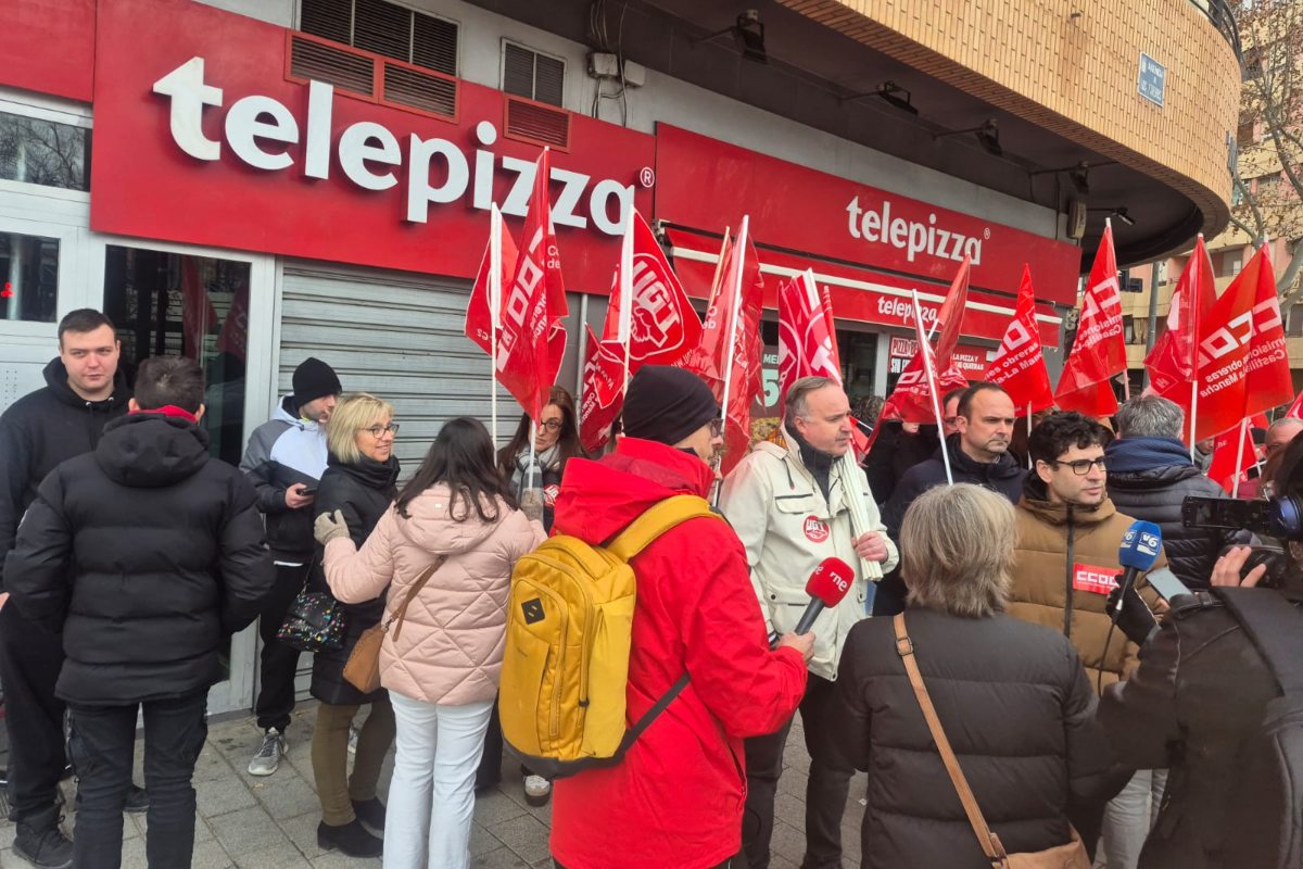 concentración para visibilizar el apoyo de los sindicatos a la plantilla de Loguida