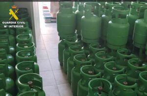 Imagen de las bombonas con gases ilegales incautadas.