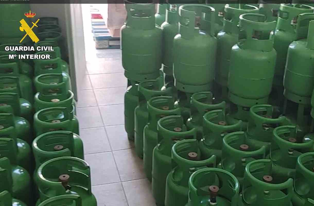 Imagen de las bombonas con gases ilegales incautadas.