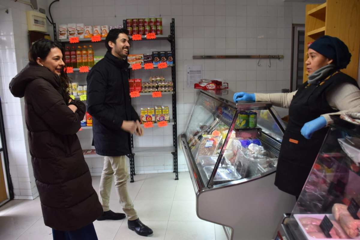 El diputado de Reto Demográfico, Javier Cebrián, se ha desplazado hasta Saelices junto con la alcaldesa, Paloma Jiménez, para dar la bienvenida a Nohelia y su familia.