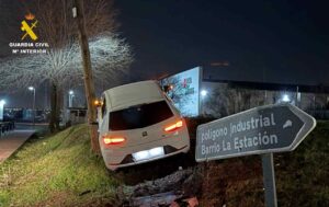 Uno de los coches implicados cuando huyo del Polígono industrial La Estación, en Yeles.