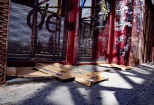 Cartones en la parte externa de la estación de autobuses de Toledo. Foto: Rebeca Arango.