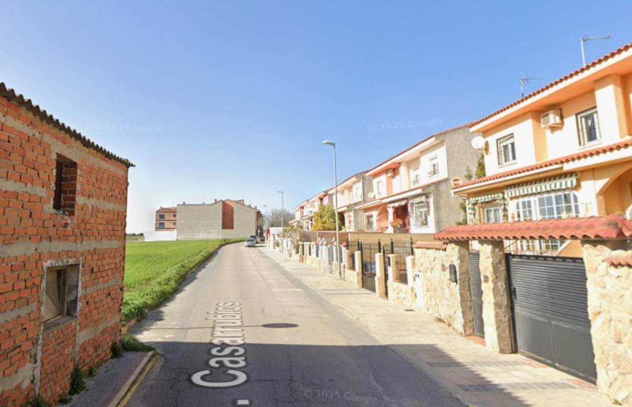 Calle Casarrubios de Cedillo del Condado, donde se produjo un incendio en un domicilio.