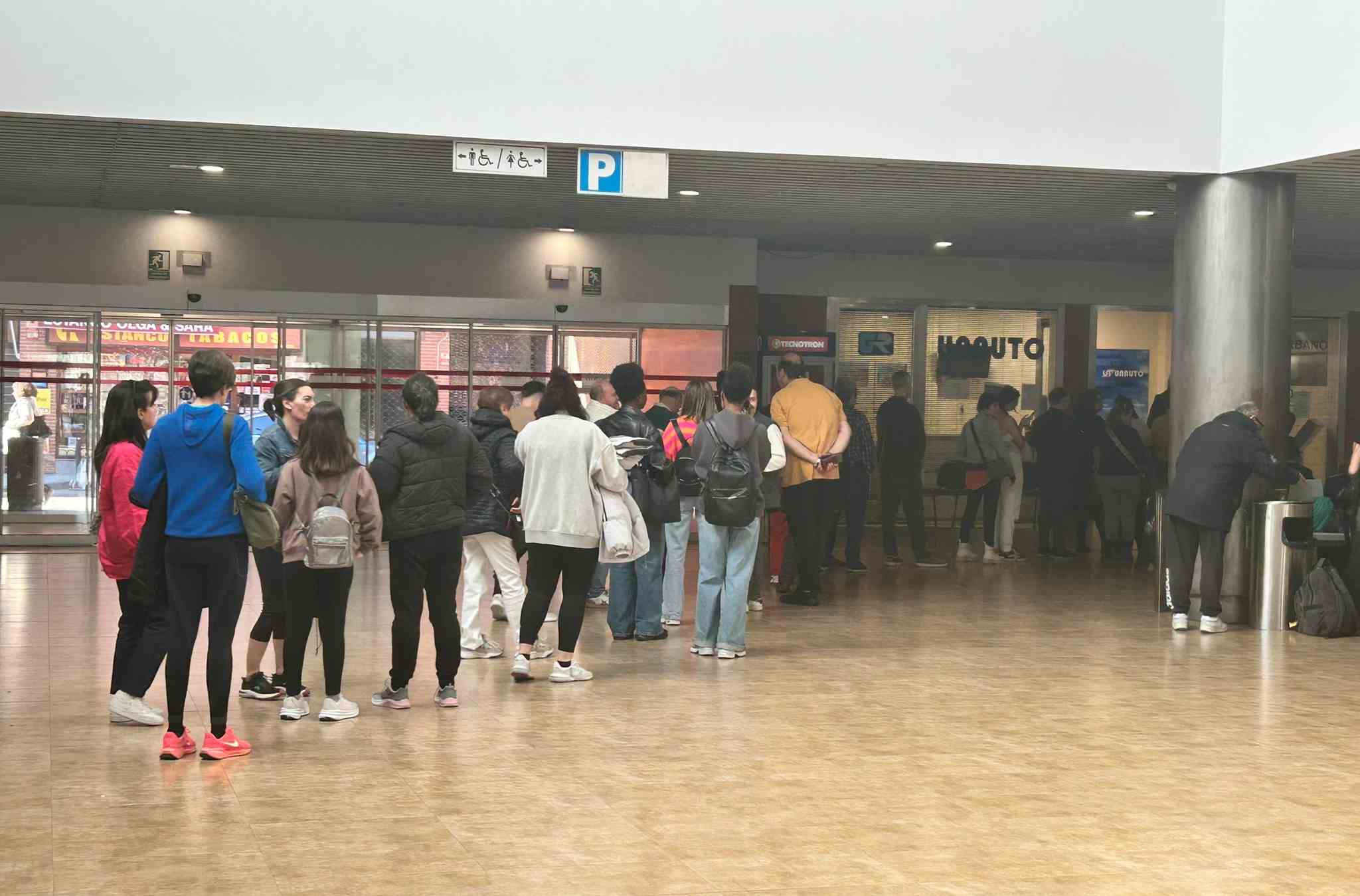 Largas colas en la oficina de Unauto de la estación de autobuses de Toledo. Foto: Sara Acero.