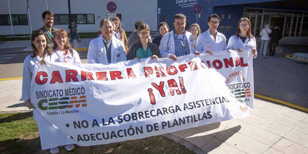 Concentración de médicos en el Hospital de Toledo Foto: Rebeca Arango.