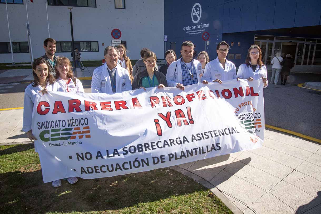 Concentración de médicos en el Hospital de Toledo Foto: Rebeca Arango.