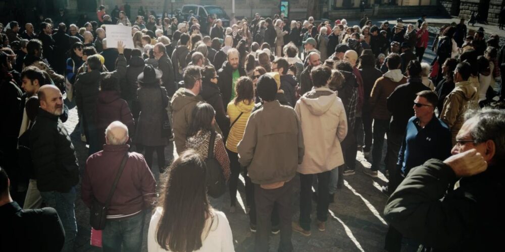 Imagen de la concentración en la plaza del Ayuntamiento. Rebeca Arango.