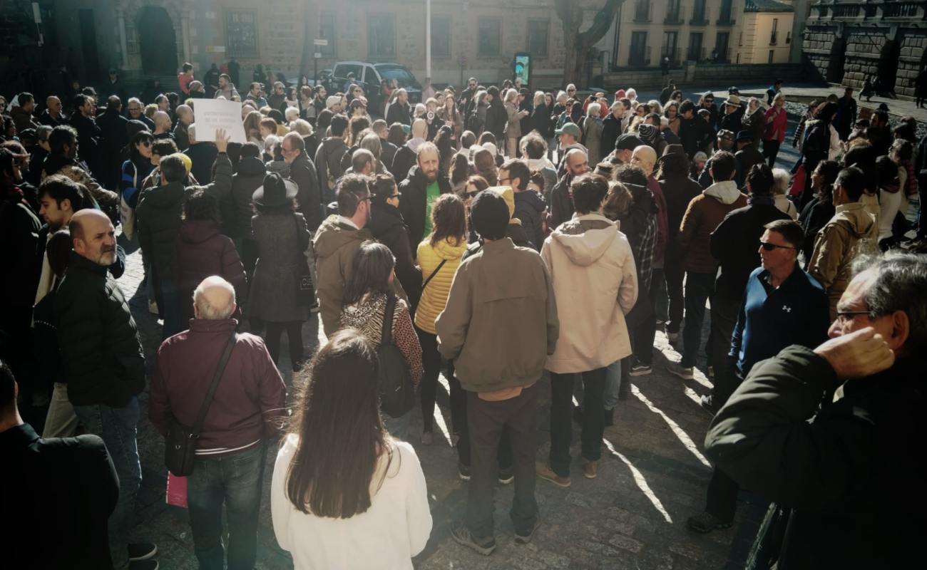 Imagen de la concentración en la plaza del Ayuntamiento. Rebeca Arango.