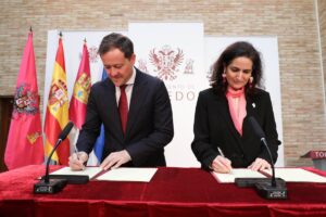 El alcalde, Carlos Velázquez, acompañado por la directora general de la Fundación, Lucía Sala.