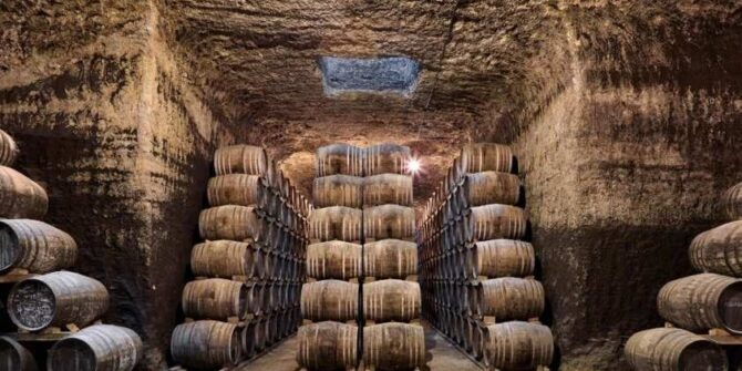 Cueva de Tomelloso donde se elabora vino.