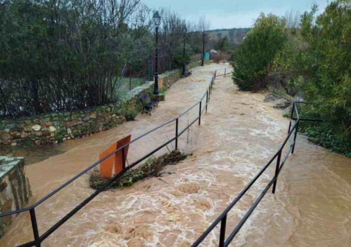 Carretera cortada entre Saceruela con Puebla de Don Rodrigo, en Ciudad Real.