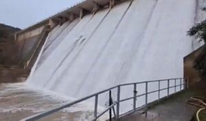 El embalse de Torre de Abraham, desembalsando agua.