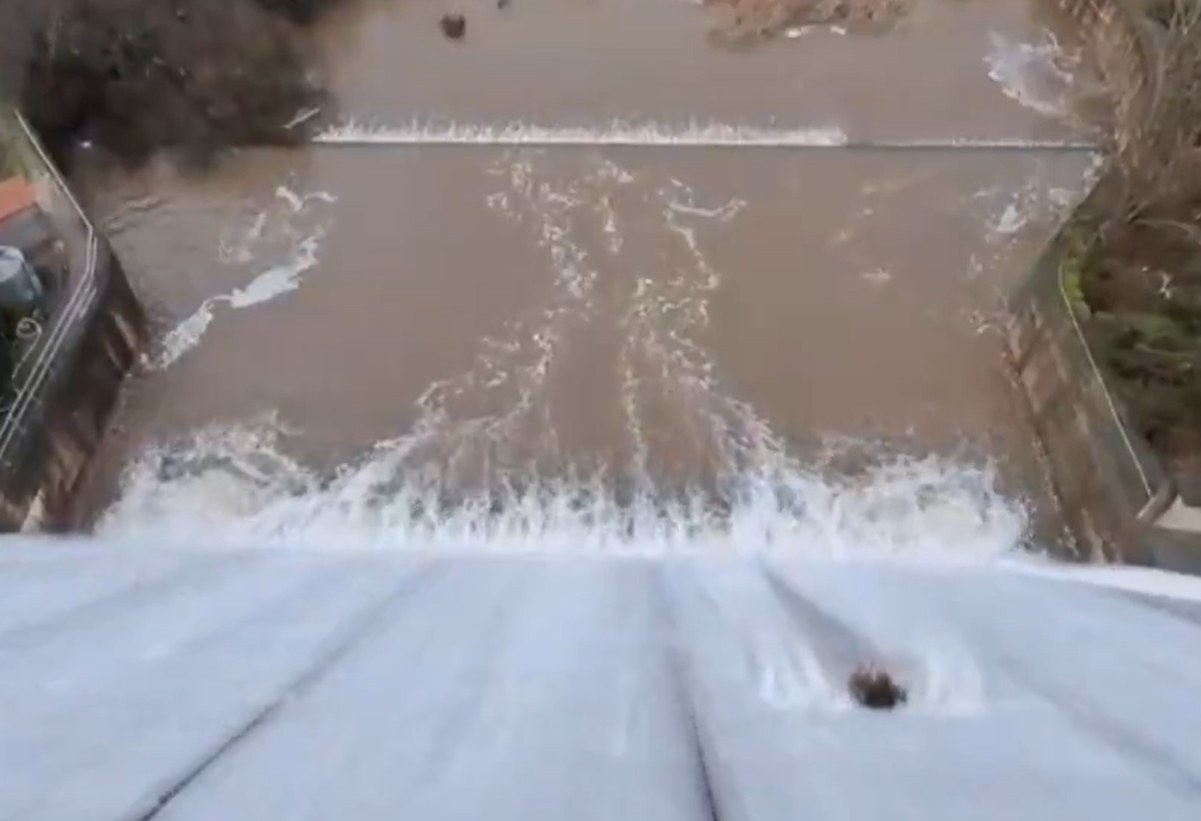 Desembalse de la presa de Torre de Abraham.