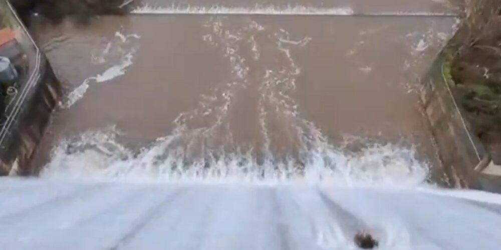 Desembalse de la presa de Torre de Abraham.