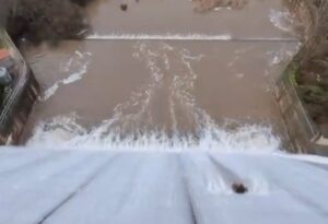 Desembalse de la presa de Torre de Abraham.