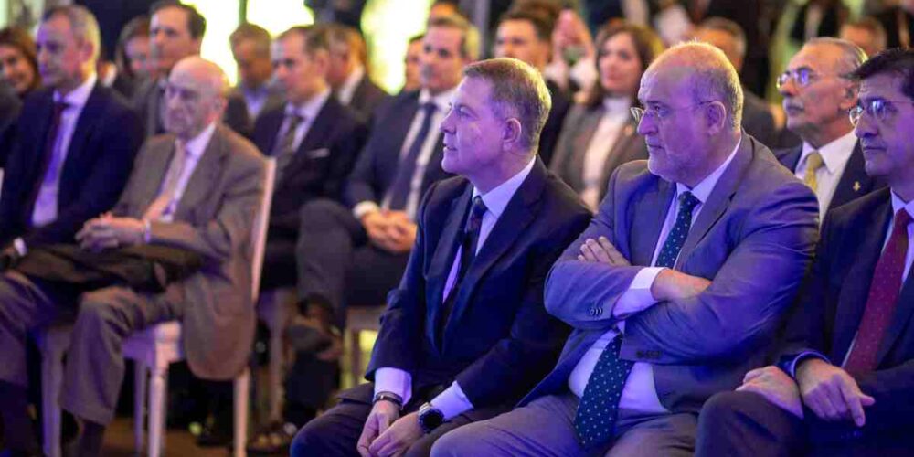 Emiliano García-Page junto a los vicepresidentes José Luis Martínez Guijarro y José Manuel Caballero.