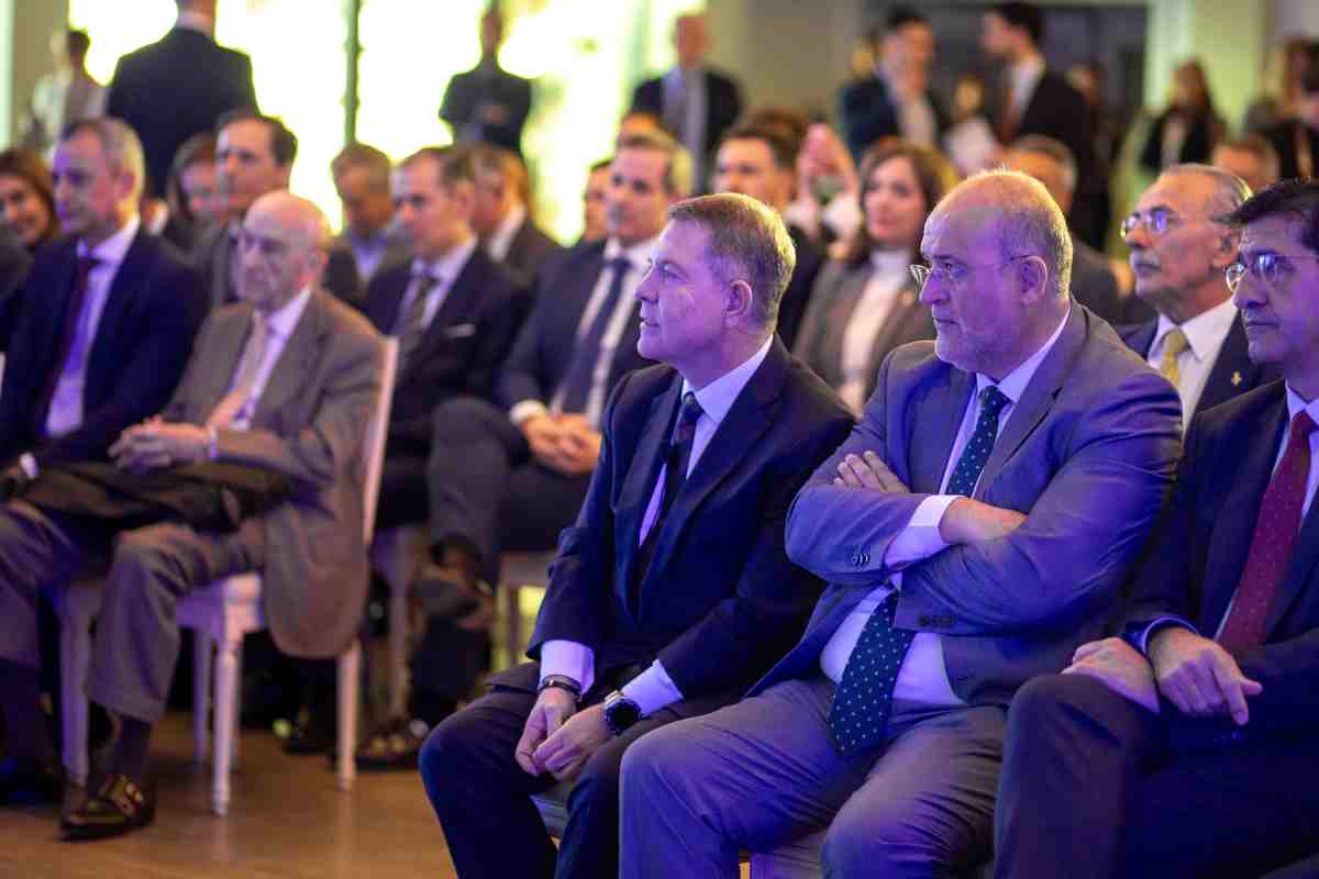 Emiliano García-Page junto a los vicepresidentes José Luis Martínez Guijarro y José Manuel Caballero.