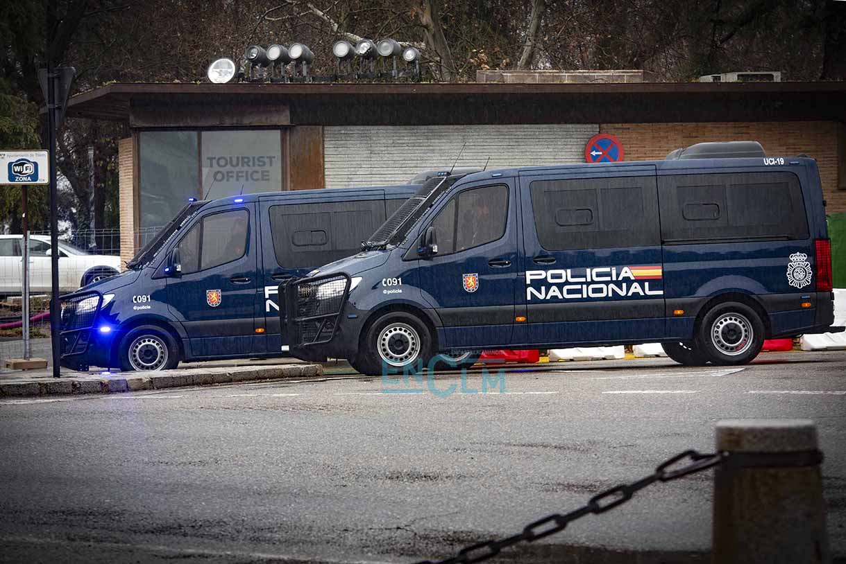 Furgones de la Policía Nacional. Foto: Rebeca Arango.