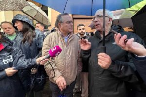 El alcalde de Talavera, José Julián Gregorio, visitando las zonas inundadas