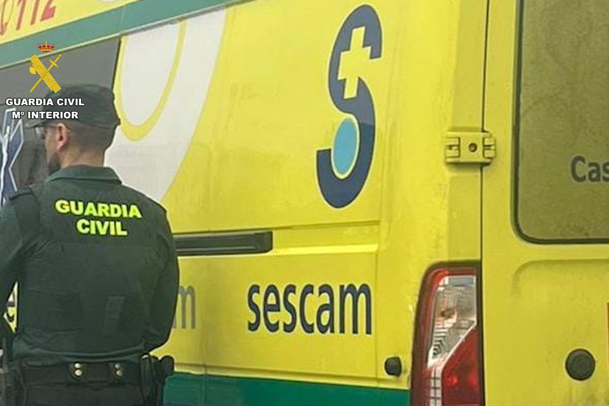 Agente de la Guardia Civil con una ambulancia del Sescam