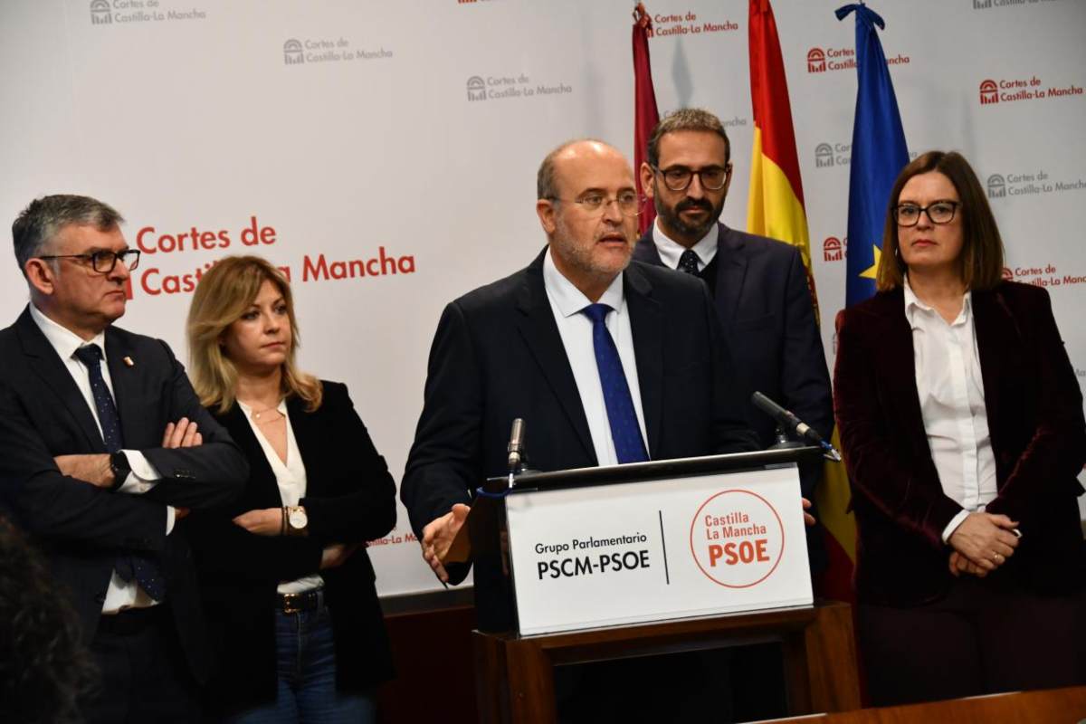 José Luis Martínez Guijarro, durante su intervención junto a miembros del partido y del Gobierno regional.