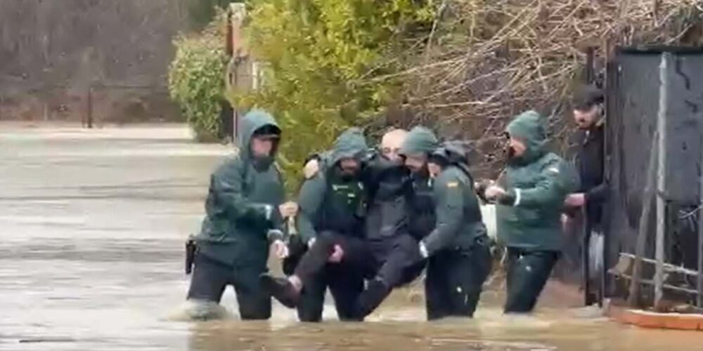 Momento en el que desalojan a un vecino de Hormigos por el desbordamiento del Alberche.